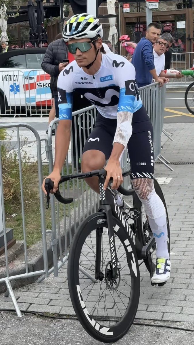 Movistar_Team's tweet photo. 🇪🇸 #LaVuelta25 - Etapa 16 🤕 Javi Romo dice adiós a La Vuelta.

El ciclista manchego se ha visto obligado a abandonar la ronda española tras la caída sufrida el pasado domingo. A pesar de los dolores, Romo intentó mantenerse en carrera y seguir luchando, pero finalmente no ha podido continuar.

Su valentía y entrega merecen el reconocimiento de la afición. 💪🚴‍♂️
¡Ánimo, Javi!

#RodamosJuntos I @movistar_es
I @lavuelta