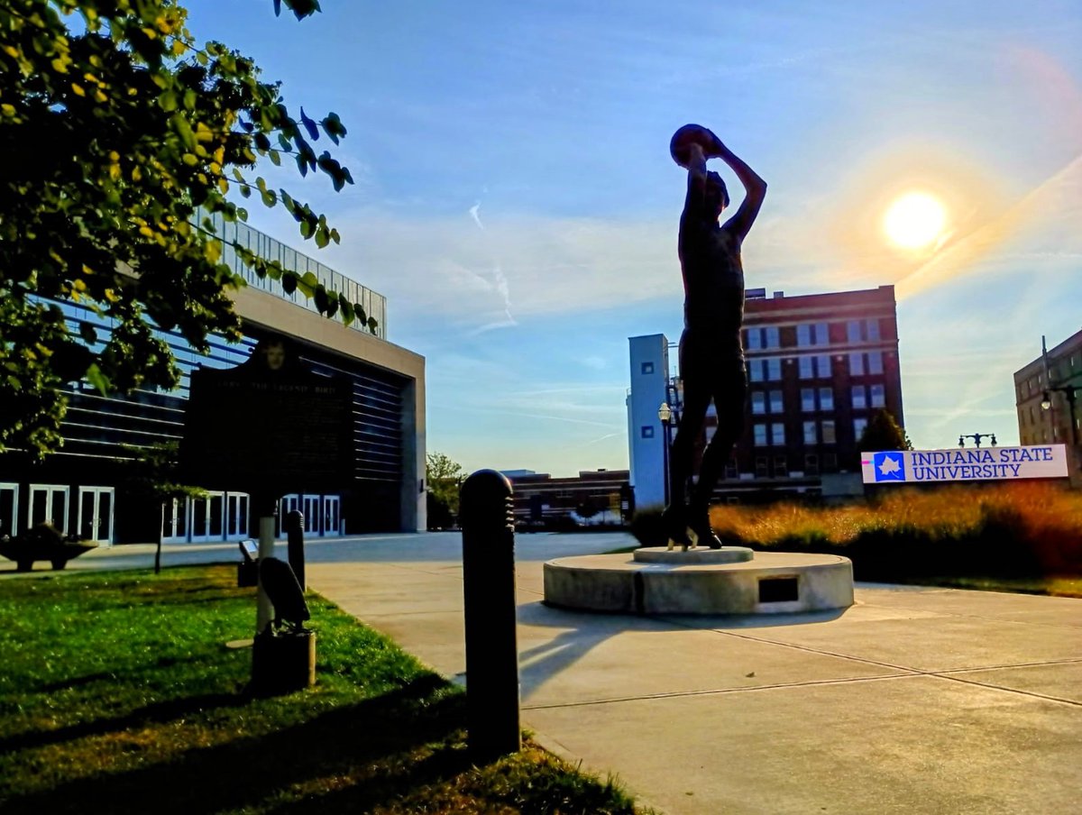 Sunrise over Hulman Center downtown. It's Tuesday in the Haute ... #tuesdayvibe #sunrise #sunrisephotography