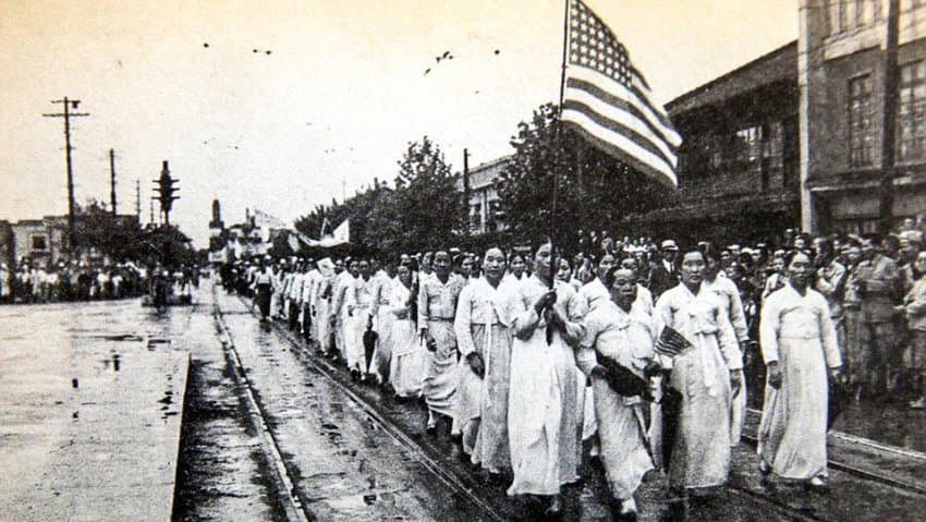 우리는 일제강점기 시절부터 
🇰🇷태극기와 🇺🇸성조기를 같이 들었으며
우리의 동맹은 🇺🇸 미국이며
영원한 적은 중국 🇨🇳입니다. 
마지막 침략국도 중국이었습니다.