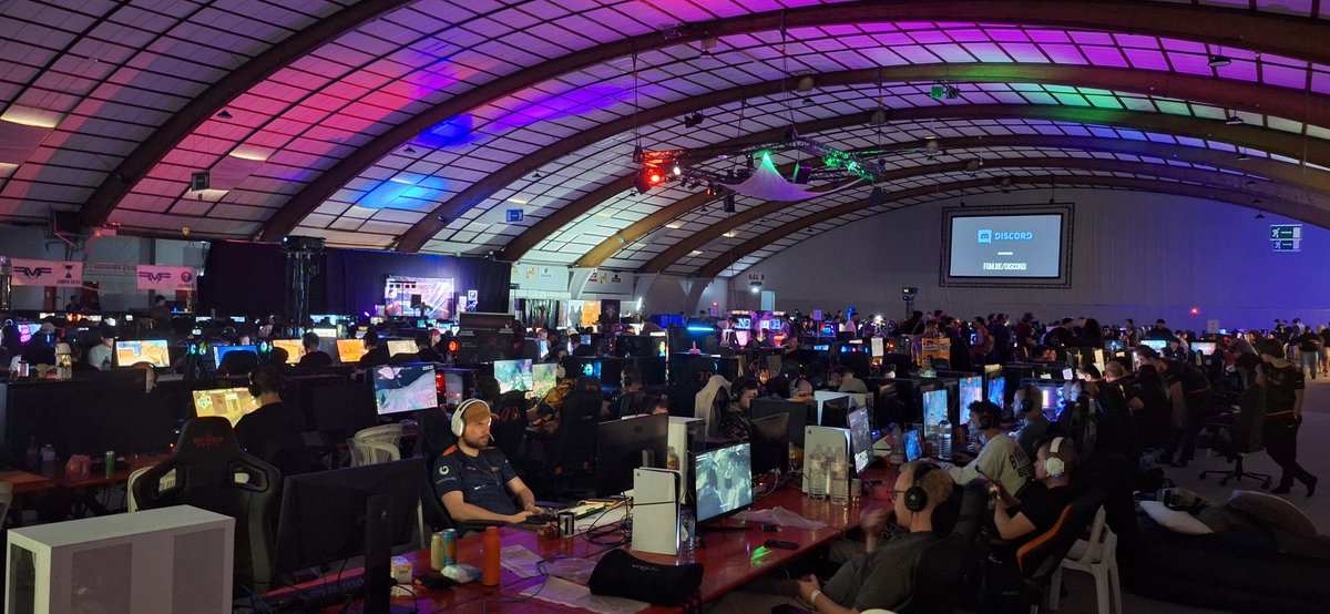 JIMMY__gcc's tweet image. Dit weekend naar @FoMLan geweest!
Eten, babbelen en natuurlijk VEEEEL gamen!
@Gamegearbe was aanwezig met een hele mooie stand vol hardware en randapparatuur.
@BE_Streamers met vele giveways en heel wat streamers had uitgenodigd!
En @BloodyGoodRev mogen ontmoeten!
🫡🫡🫡