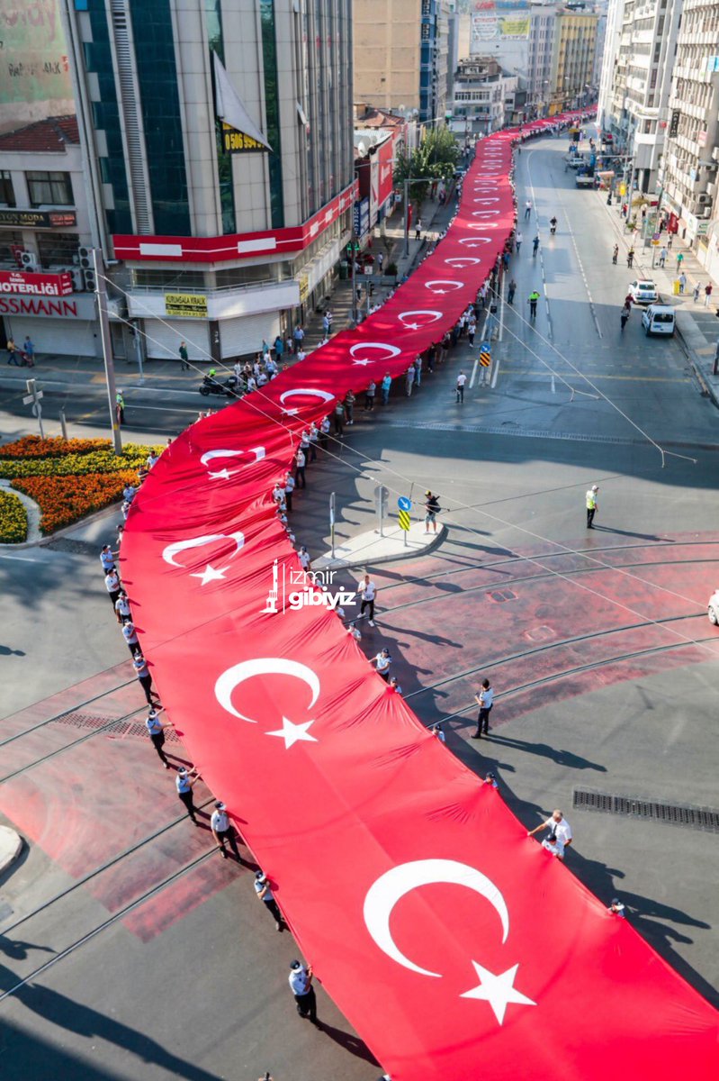 İzmir, düşman işgalinden kurtuluşunun 103. yılında kırmızı-beyaz.🇹🇷