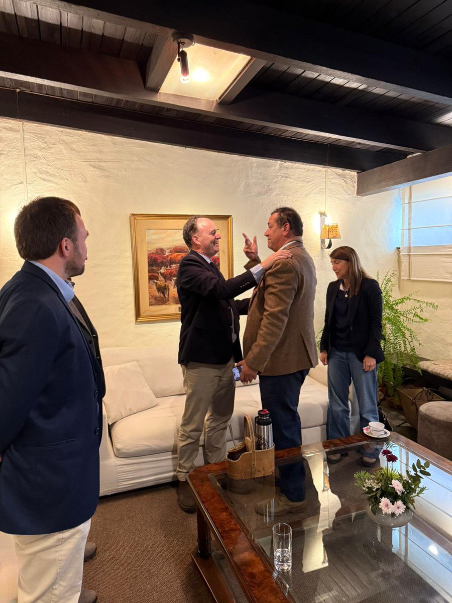 Excelente reunión con la Fundación <a href="/Barbechando/">BARBECHANDO 🇦🇷</a> y la <a href="/AsocRuralUy/">Asociación Rural del Uruguay</a> . Tenemos un Frente Agrario Parlamentario del Mercosur con agenda previa a la COP 30. 
Siempre en el camino, nunca en la posada 🫶🏽🚜