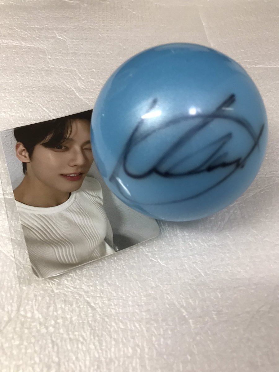 민혁이 솔로 콘서트 축하 이벤트 합니다.

오사카 멜림픽에서 직접 받은 싸인볼이예요.
저보다 더 잘 간직해주실 멜로디께 드려요.
토요일 공연장에서 직접 받으셔야 합니다.

기간은 내일 밤(수요일) 민혁시까지
rt만 해주시면 돼요(팔로우x)

비투비 이민혁 허타