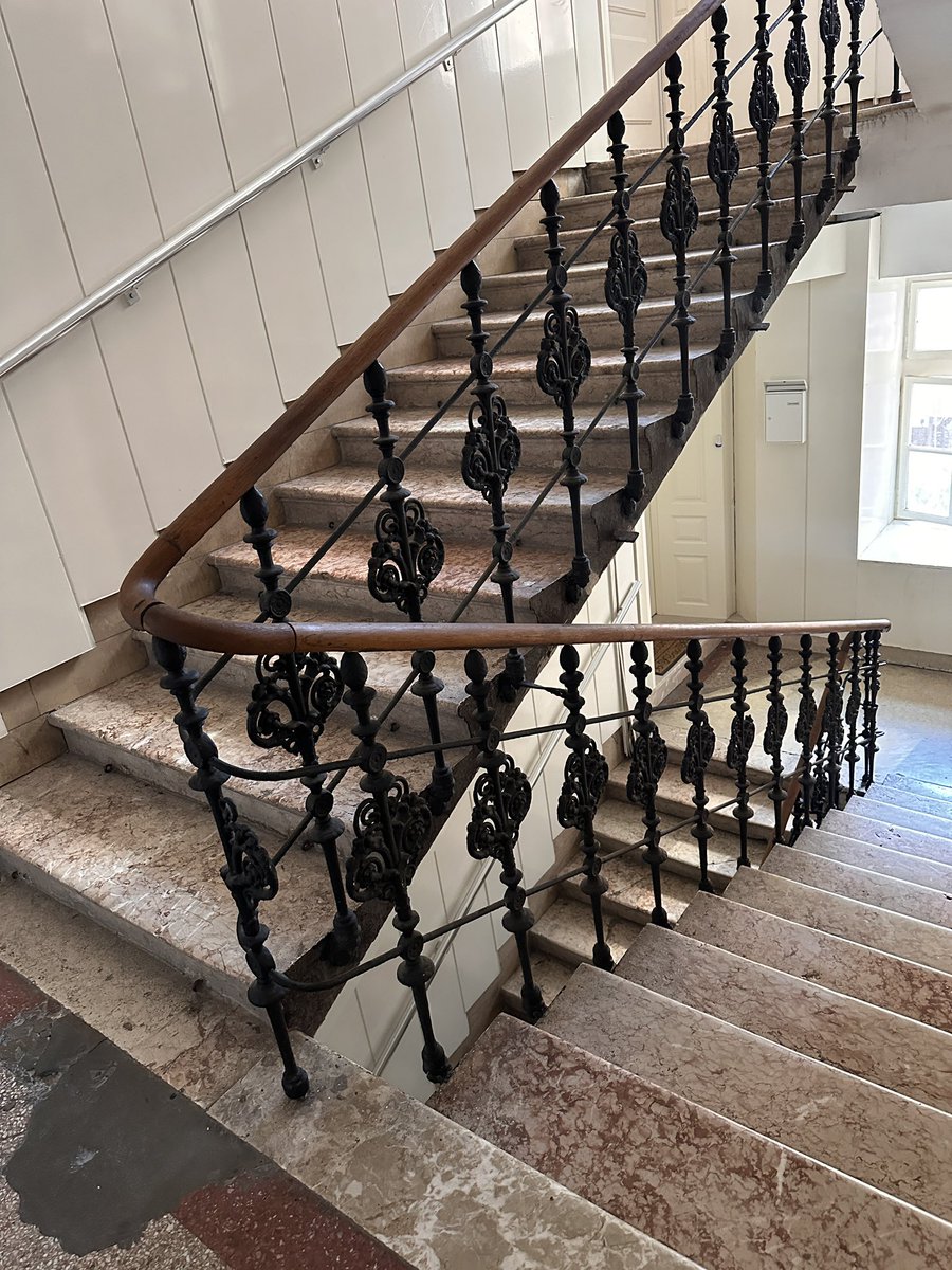 Propisao bih da se stepeništa prave isključivo po austrougarskom standardu. 
Širina, visina, i dubina gazišta po mjeri čovjeka. 
Ljepota.