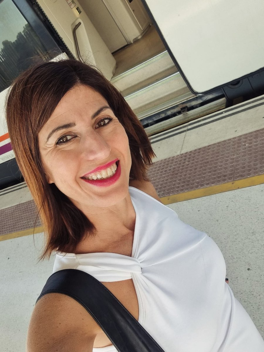 cibermarikiya's tweet image. #Abrohilo Volviendo de otra edición de las Jornadas Internacionales de Campus Virtuales. Feliz. He moderado mesa sobre TICs en educación y compartido ponencia sobre brecha de género en emprendimiento digital entre el alumnado universitario español que trabajamos en #proyectomaedu