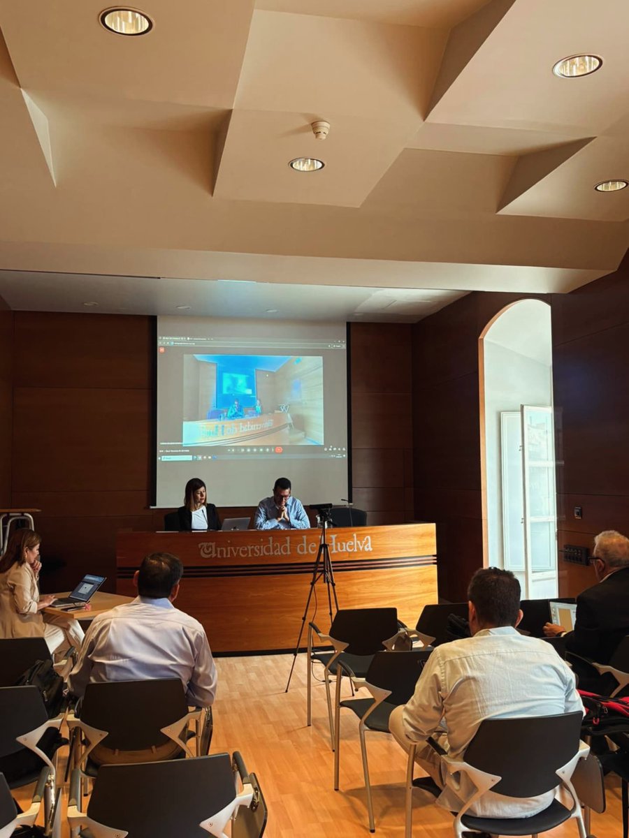 cibermarikiya's tweet image. #Abrohilo Volviendo de otra edición de las Jornadas Internacionales de Campus Virtuales. Feliz. He moderado mesa sobre TICs en educación y compartido ponencia sobre brecha de género en emprendimiento digital entre el alumnado universitario español que trabajamos en #proyectomaedu