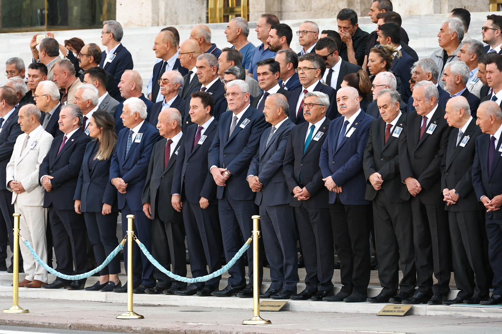 Kıymetli devlet adamı Sayın Agâh Oktay Güner’in TBMM'de düzenlenen cenaze törenine katılarak son yolculuğuna uğurladık.

Merhuma Allah'tan rahmet, ailesine ve yakınlarına başsağlığı diliyorum.
