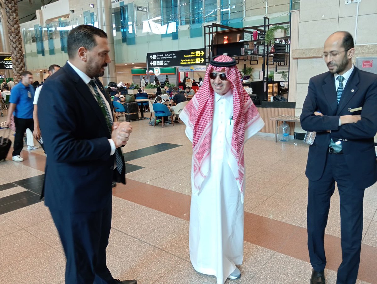 زار سفير خادم الحرمين الشريفين لدى جمهورية مصر العربية، صالح بن عيد الحصيني،  صالات السفر المخصّصة للرحلات المتجهة إلى المملكة في مطار القاهرة الدولي، حيث اطّلع على آلية سير إجراءات إنهاء السفر، واطمأن على راحة المسافرين وما يُقدَّم لهم من خدمات وتسهيلات. كما تشرّف سعادته