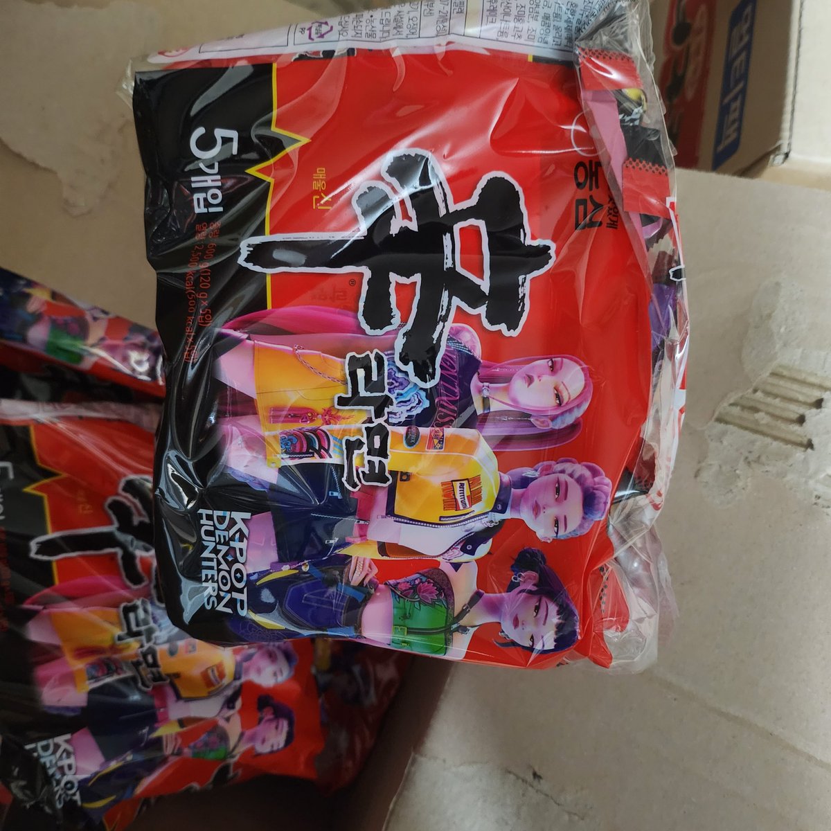 재고 정리하려고
라면까는데 
오우 진짜 케데헌이랑 콜라보햇구나