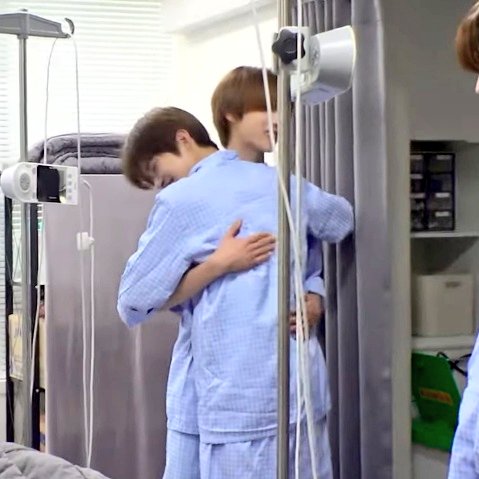 theyre just being cutesy &amp; clingy okay you two 🥹🤏🏻🤏🏻