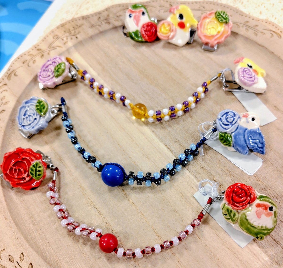 着物イベントで人気のショールクリップ(羽織クリップ)
羽織紐は夜露日さん作のコラボ作品
<a href="/YotsuyubiM/">夜露日*ヨツユビ 着物こもの作家</a>　
新作はこんな組み合わせになりました！
後ろのクリップは控えたち
ご希望あれば付け替え可能です😊
大人かわいい感じに仕上がりました。

#高槻ことりフェスタ
#陶芸 #まめるり #羽織紐