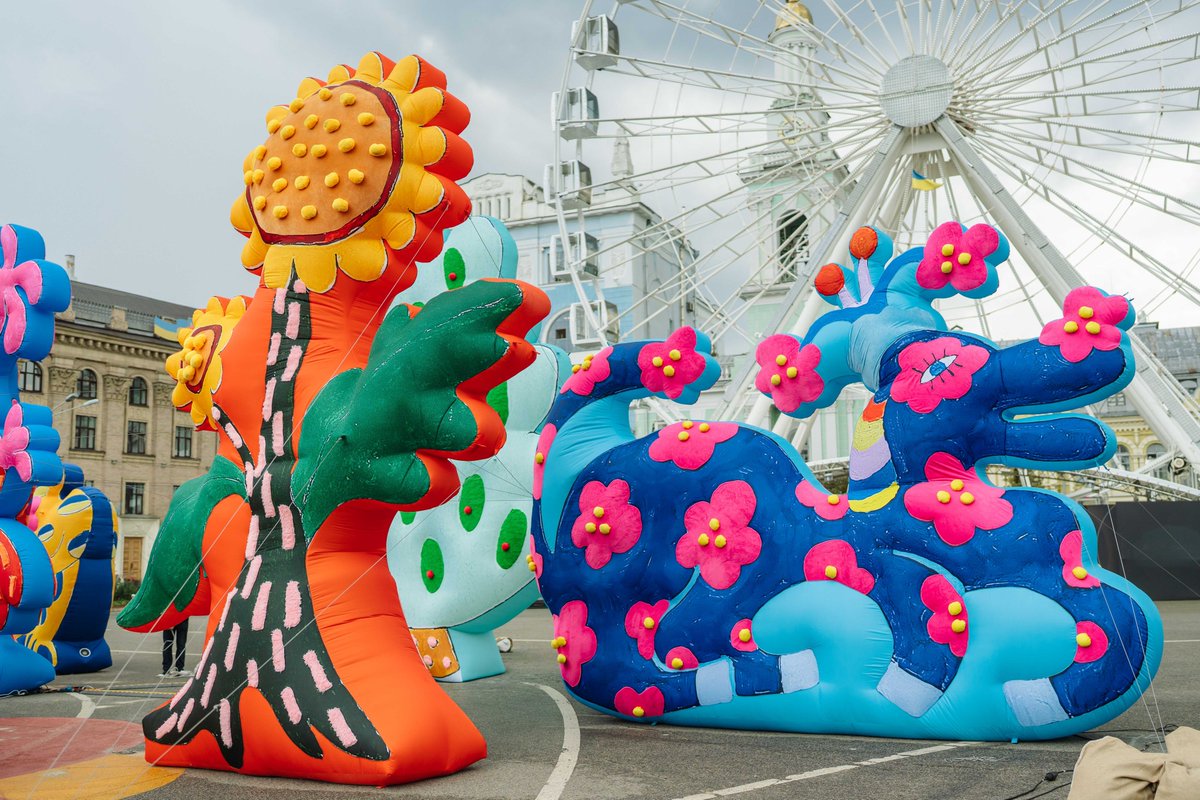 ukraine_world's tweet photo. 🇺🇸 American Artists CHIAOZZA Dedicate Their Work to Maria Prymachenko
The New York-based artistic duo #CHIAOZZA (artists Adam Frezza and Terri Chiao) is presenting its first project in #Ukraine: installations inspired by Maria Prymachenko's work.
The work consists of seven inflatable sculptures ranging from 3 to 7 meters in height. These reinterpret well-known elements from #Prymachenko’s paintings: a red flower, a pea pod, a tree, a sunflower, a bird, a blue beast, and a yellow beast.
🗨️ “We support the cultural mission of Ukraine WOW and are deeply inspired by the work of Maria Prymachenko. It was a great honor and joy for us to study her art and help share her unique vision with a broad, contemporary audience. We are thrilled that this installation will travel the world, introducing people to this important artist,” said CHIAOZZA.
From September 8 to 21, the inflatable sculptures based on the famous #Ukrainian artist's work will be on display at Kontraktova Square in #Kyiv. Afterward, they will be part of the Ukraine WOW exhibition and later travel to the #UnitedStates.
The installation was created at the invitation of Ukraine WOW and the Aurora retail chain, in partnership with the Prymachenko Family Foundation.
👉 Earlier, we told you about Maria Prymachenko:
https://t.co/avkaOkLDaL
📷: Andrii Yushchak for Ukraine WOW
