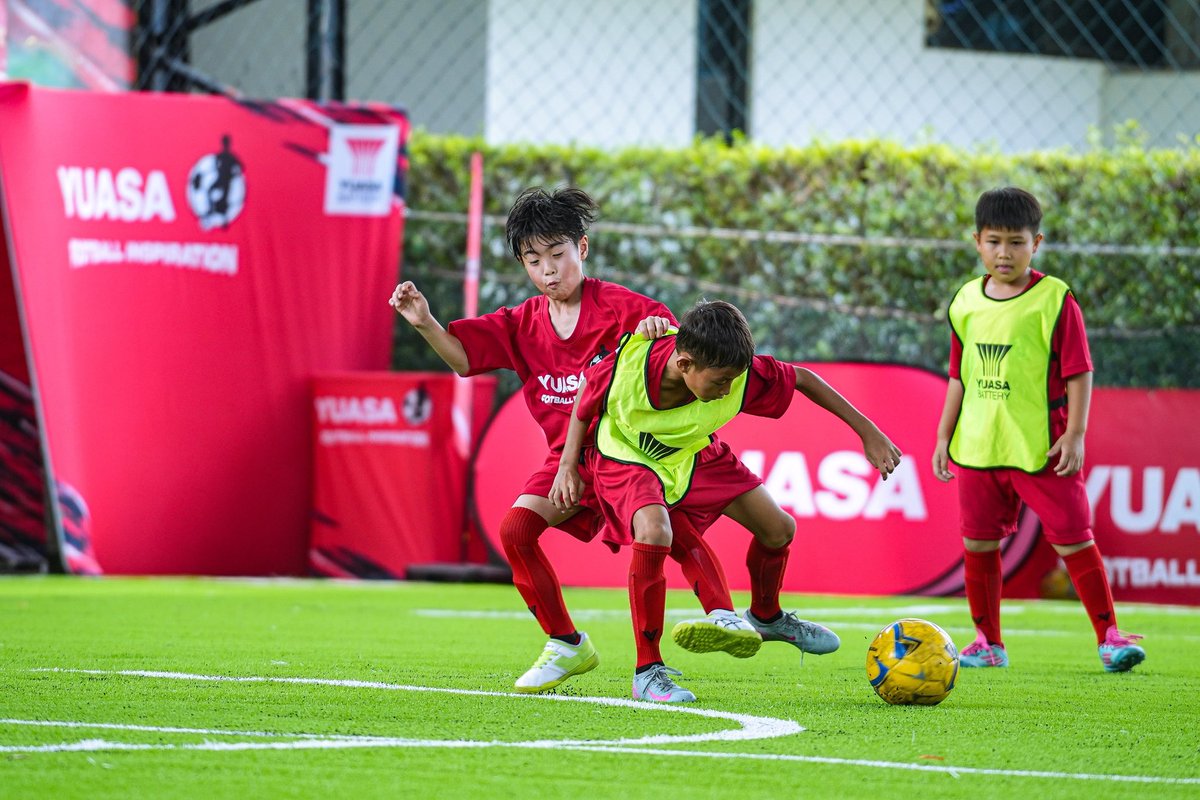 katano4_jp's tweet photo. 【Yuasa Football Inspiration】に指導者として参加させて頂きました。子ども達の笑顔と真剣にプレーする姿を見て日本の企業が海外でこうした活動を継続されている事は本当に素晴らしい事だと感じました。KANもメチャクチャ楽しんでいて素晴らしい経験になりました。
@GSYUASAofficial #YuasaBattery https://t.co/wHB36o5Pip