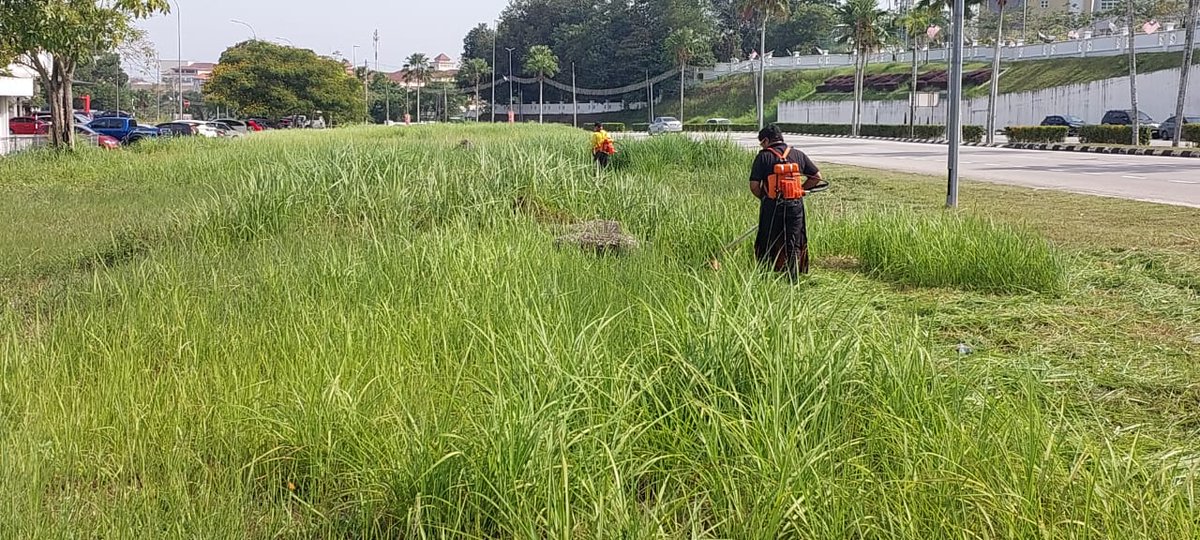 Kerja memotong rumput  yang dilaksanakan secara tenaga Jabatan di Jalan Sultan Ahmad Shah
<a href="/IrHafizah/">Hafizah</a> <a href="/AidaAmalinaAbd1/">Aida Amalina</a> <a href="/IPJKR_Official/">JKR Malaysia Rasmi</a> <a href="/JKRPAHANG/">JKR PAHANG</a>