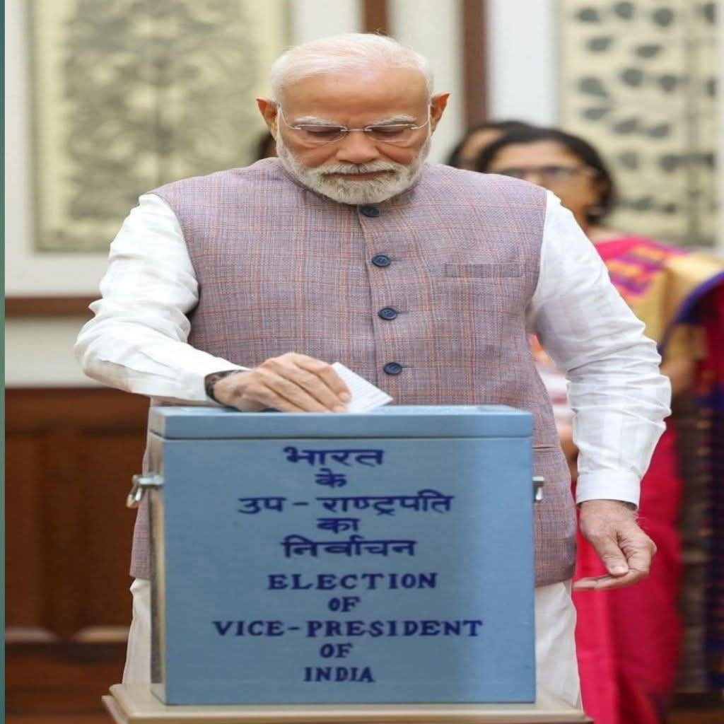 kir10515's tweet photo. @kiran_patniak @vhkprasad @PriyankKharge @kharge @RahulGandhi @priyankagandhi @BhanuPSinghRJSP @DrAVTARSINGH8 @Dharmen91484535 @samajwadiparty @margdata8705 जब देश के प्रधानमंत्री EVM से वोट नही डाल रहे है तो जनता के साथ evm से वोट डालने की ज़बरदस्ती क्यो ?जनता को भी बैलट पेपर से वोट करने का हक मिलना चाहिए ।
#CancelEVM
#BringBackBallotPaper https://t.co/ZJxTEHxqQ6