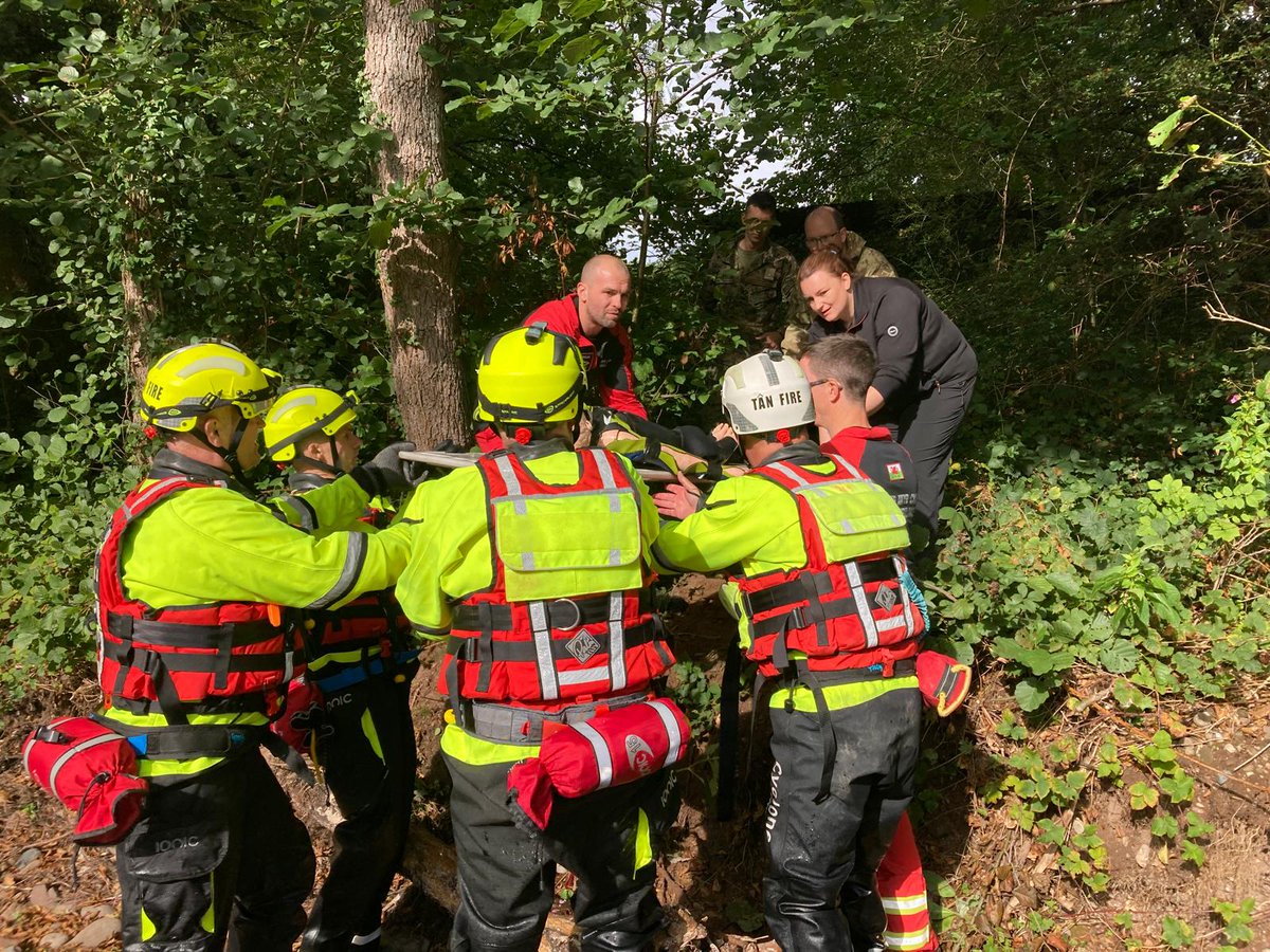 EmrtsWales's tweet photo. Celebrating emergency services day by multi-agency training with our fantastic colleagues at @mawwfire  Mid and West Wales Fire and Rescue Service and @WelshAmbulance Welsh Ambulance Service University Trust https://t.co/tRosPG3S7G