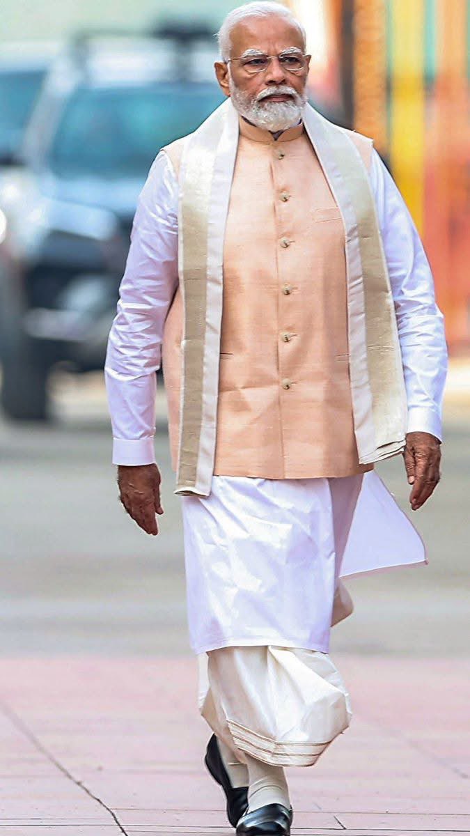 shauryabjym's tweet photo. 11 साल में Narendra Modi बने स्थिरता का प्रतीक 

👉 नेपाल – 9 पीएम गए, 10वाँ लाइन में है 
👉 पाकिस्तान – 5 पीएम बदले 
👉 ब्रिटेन – 6 पीएम बदल गए
👉 जापान – 3 पीएम गए, चौथे की तैयार है 
👉 अमेरिका – 4 राष्ट्रपति
👉 श्रीलंका – 4 राष्ट्रपति
👉 फ्रांस – 2 राष्ट्रपति
और इधर 👉 भारत – अब भी वही मोदी जी 🔥