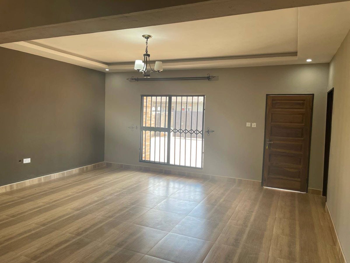PropaEstates's tweet photo. K9,000 - NEAT 3 BEDROOMS STANDALONE HOUSE FOR RENT IN LILAYI -CLOSE TO LILAYI MALL 

Master Bedroom Self Contained
Fitted Kitchen and Bedrooms
Lounge and Dining area
Borehole Water Supply
Automated Gate Response
Paved Yard

Contact 0971090735 https://t.co/y5EjIqe2Vr