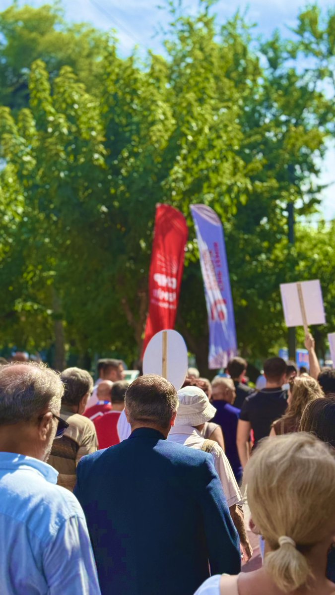 Bugün 9 Eylül’ün bağımsızlık ve kuruluş ruhuyla, tüm ilçe örgütlerimiz ve yurttaşlarımızla birlikte İzmir İl Başkanlığımız önünden Cumhuriyet Meydanı’na yürüdük.

Cumhuriyet Halk Partisi bu memleketin umududur. Hiçbir saldırı, hiçbir baskı örgütlü gücümüzü yıldıramaz.