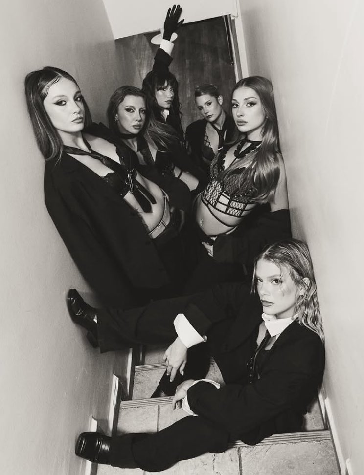 biz globale açılırlar, eurovision’a katılsalar gibi hayaller kurarken kızlara yaşattığınız bu yasaklar, baskılar elbet bir gün bitecek. kızların yanındayız sonuna kadar. onların sesini kısmaya çalışan herkes bilsin ki, bu ışık söndürülemez.