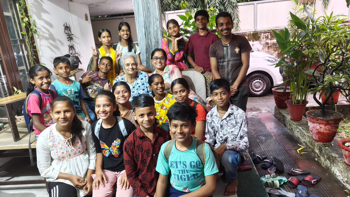 #AnOrdinaryMan or woman can work miracles. Here are the children from a non profit organisation आओ पढ़ें run by a determined teacher Veena Joshi for children of labourers in Dehradun. Despite natural calamities, personal health issues some of her students hv now graduated.