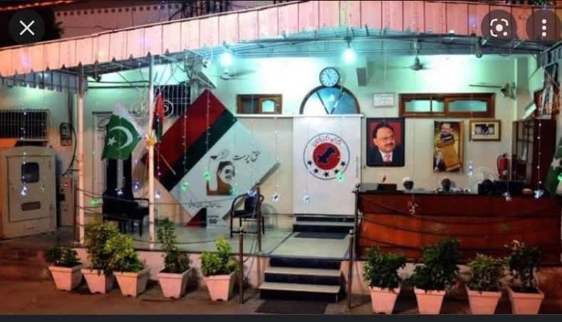 azizabadi's tweet photo. 9 ستمبر 2022 : جب کراچی کے علاقے عزیزآباد میں MQM کےقائد جناب الطاف حسین کےگھر اور پارٹی کےمرکز نائن زیرو کو پیراملٹری رینجرز کی نگرانی میں پہلے بم کا دھماکہ کیا گیا، آتشگیر مادے سے آگ لگائی گئی، پھر اور پھر بلڈوز کردیا گیا
#NineZeroBurnedDown 
عوام کو یہ مضحکہ خیز کہانی سنائی گئی کہ یہ آگ شارٹ سرکٹ کی وجہ سے لگی تھی۔ جبکہ نائن زیرو گزشتہ چھ سال سے بند تھا اور وہاں بجلی منقطع تھی۔ جب بجلی ہی نہیں تھی تو شارٹ سرکٹ کیسے ہوسکتا تھا۔ 
یہ صرف ایک گھر کو آگ نہیں لگائی گئی تھی بلکہ مہاجروں سمیت ان تمام مظلوم قوموں کی امیدوں کو نذرآتش کیا گیا تھا جو اس گھر کو اپنی امیدوں کا مرکز سمجھتے ہیں۔ 
کیا کوئی ریاست کسی قوم سے اس قدر نفرت کرسکتی ہے؟ 
مہاجر قوم یاد رکھے کہ جب نائن زیرو کو آگ لگائی گئی تو اپنے آپ کو MQM کہلانے والے غداران قوم اس وقت کی وفاقی حکومت کا حصہ تھے اور وزارت کے مزے لے رہے تھے۔