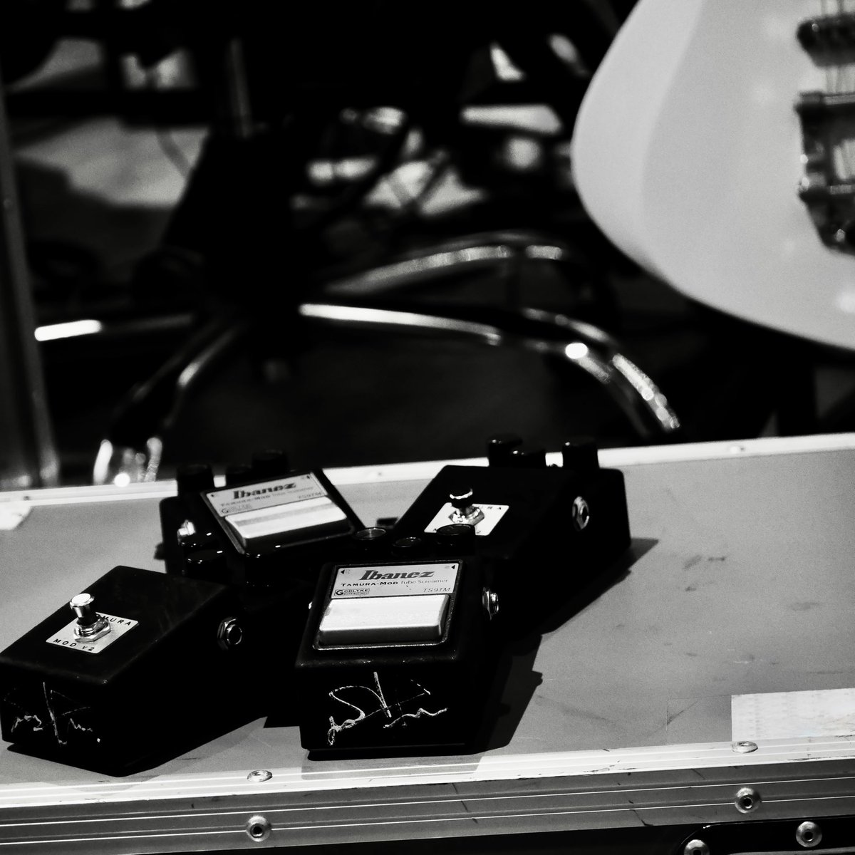 itsjustduran's tweet photo. #Duran custom all black Tube Screamer #tamuramod https://t.co/YnU20ogW0H