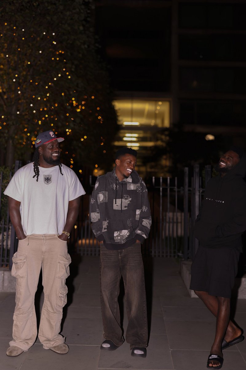 _FIRE_STICK_'s tweet photo. STROLLING VIBES https://t.co/RTtoWwXc0t