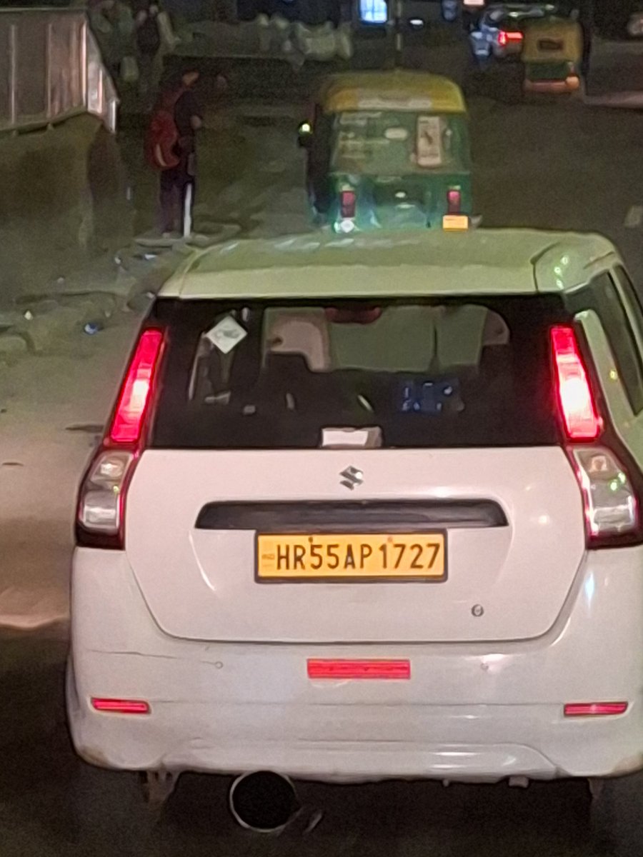 sauravjoshi09's tweet image. Vehicle parked carelessly on Golf course road near Sector 43 rapid metro station. When confronted driver starts abusing @TrafficGGM @gurgaonpolice