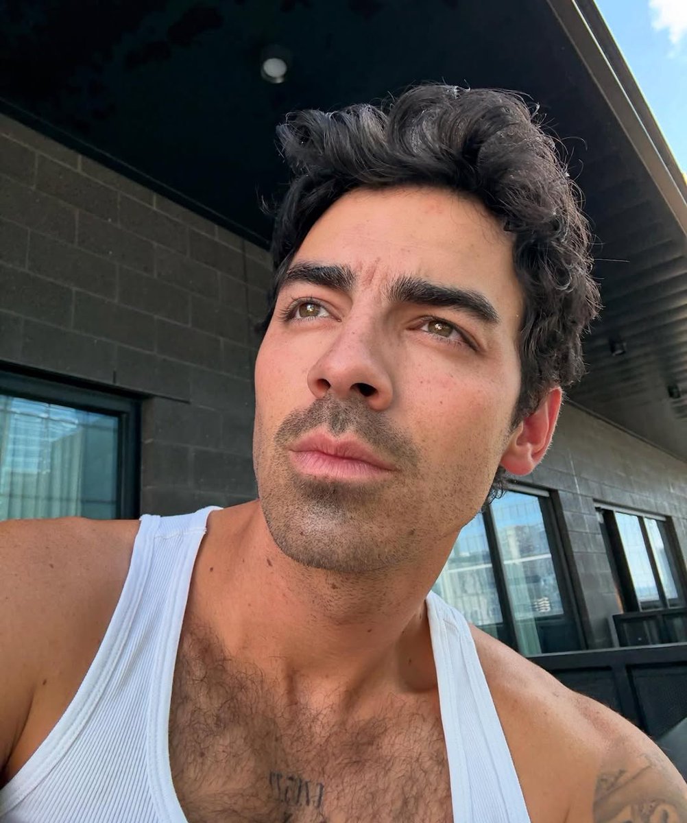 JonasCrewMX's tweet photo. OMG, did you hear I'm dating Joe Jonas? It's so hot! https://t.co/mTNHpDShwK