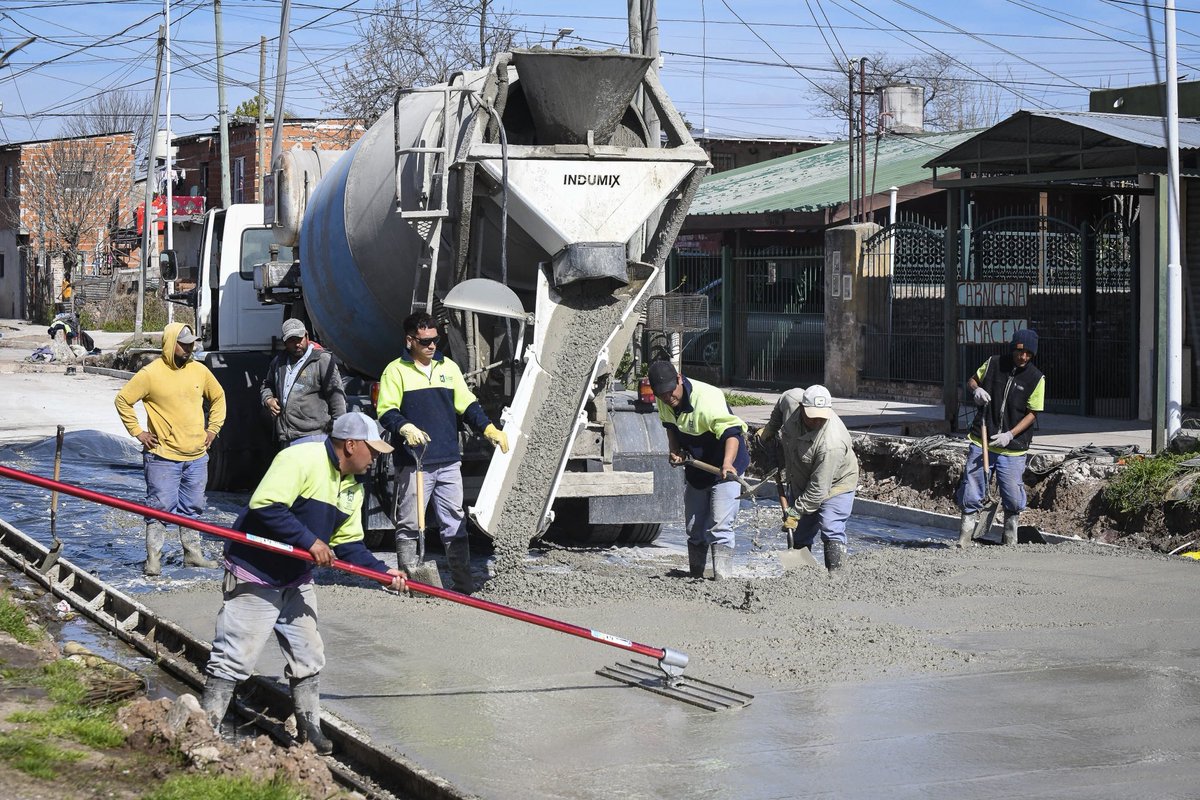 💪🏼🚧 El crecimiento de Malvinas se construye con trabajo y planificación en equipo.

Hoy avanza la pavimentación en la calle Juan B. Ambrosetti, una obra muy esperada por los vecinos y vecinas del barrio, impulsada por la gestión de nuestro intendente <a href="/Nardini_Leo/">Leo Nardini</a>.

Estos