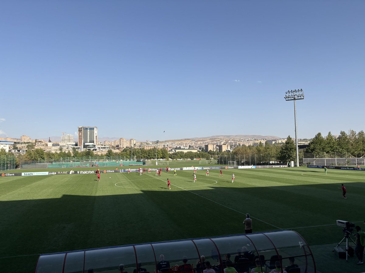 Sekcjabiegowa's tweet photo. Mecz #9 sezonu⚽️ 2025/26
Tym razem w Erywaniu na meczu eliminacji @UEFA U21 pomiędzy Armenią🇦🇲 a🇵🇱Polską. Po 1 połowie prowadzimy 2:0 po bramkach Oskara Pietuszewskiego i Miłosza Matysika💪
#laczynaspilka #ARMPOL #erywan https://t.co/W1jeEe7L5I