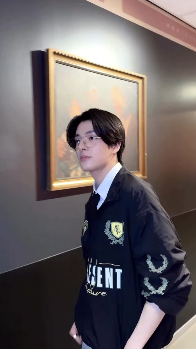 simjxk's tweet image. no boyfriend has ever boyfriended the way jake boyfriends