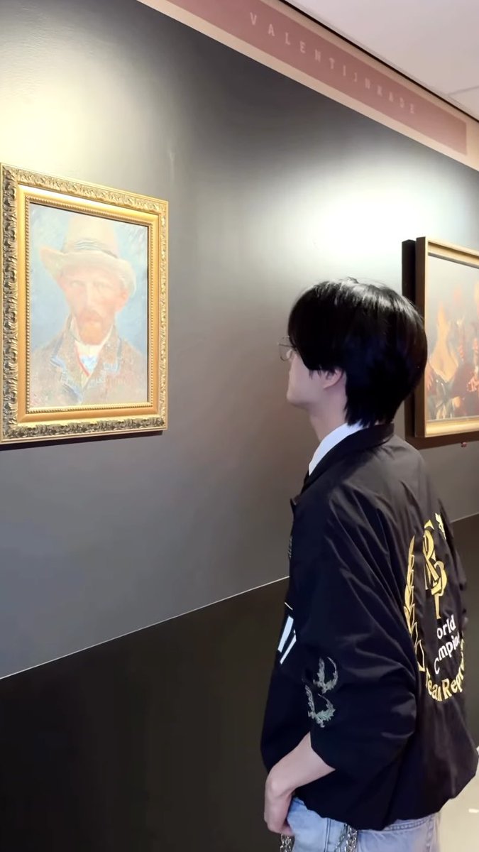 simjxk's tweet image. no boyfriend has ever boyfriended the way jake boyfriends