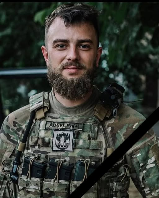 pogrebeckij's tweet photo. Ліцей 33 міста Києва
З глибоким сумом сповіщаємо, що загинув випускник ліцею Євген Остапенко, який закінчив наш заклад у 2012 році.
Із 2014 року він став на захист України у складі батальйону «Айдар». За роки служби Женя став досвідченим воїном, який віддано і мужньо боронив свою державу.
Йому було лише 30 років…
Але в нашій пам’яті він назавжди залишиться молодим, сильним, світлим.
Колектив ліцею висловлює щирі співчуття рідним і близьким.
Пам��ятаємо. Сумуємо. Вшановуємо.
