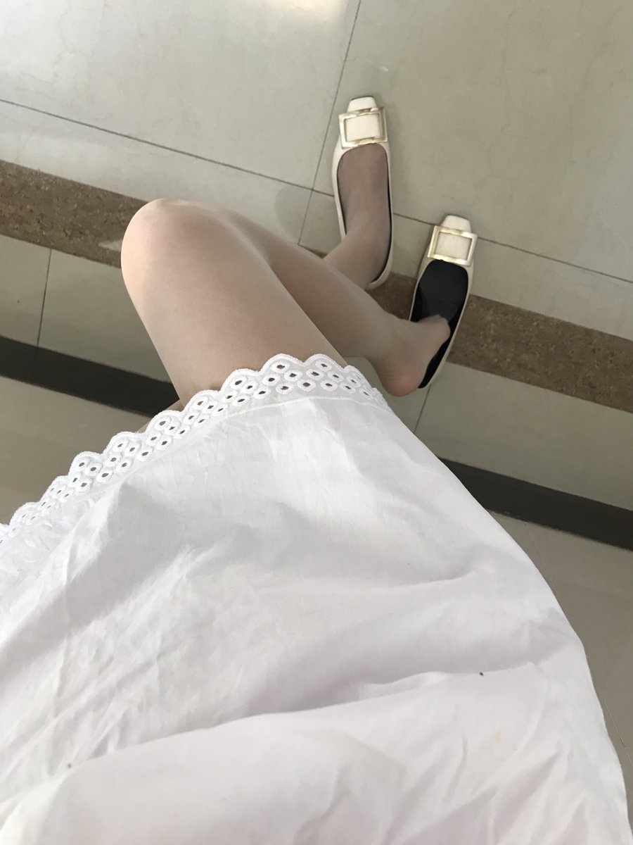 白液体滋到我的鞋子里让我踩上一天……

#丝袜 #原味 #足 https://t.co/3wIVQM3PiL