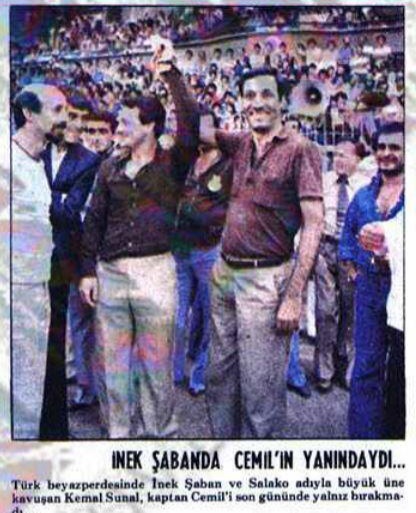 Kemal Sunal, ZÜBÜK filminin çekimleri sırasında Fenerbahçeli Cemil Turan'ın jübilesine katılır:)