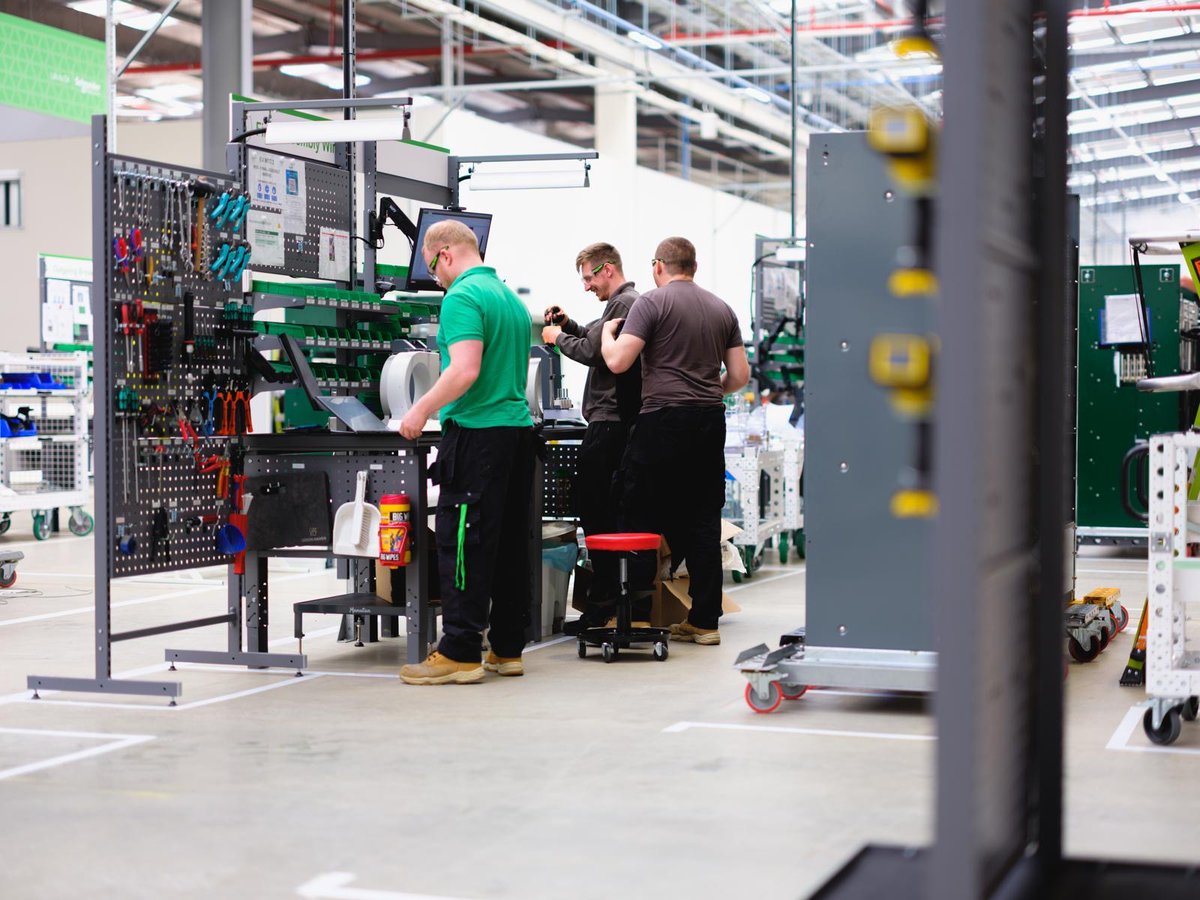 Gwenaelle_huet's tweet photo. Our smart factory in Scarborough is now open! Setting a global standard for sustainable manufacturing, it will produce critical electrical equipment to help power the UK’s clean energy transition. #LifeIsOn https://t.co/J5uP1I51j5 https://t.co/19ZZeV8ifD