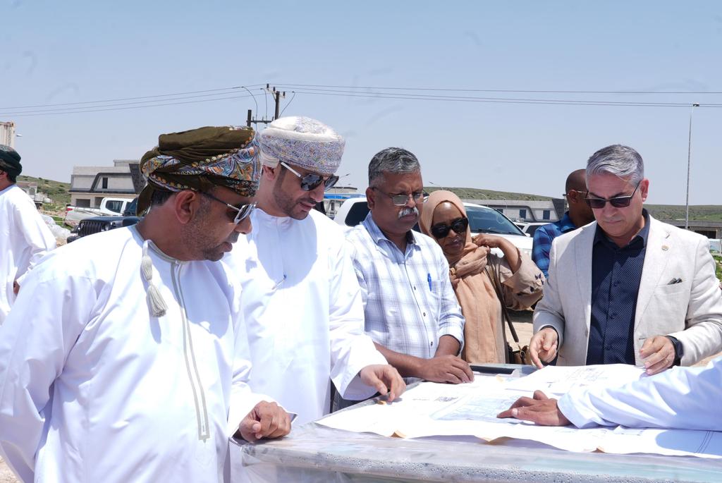 FAOOman's tweet photo. نفّذت الجهات الشريكة في مشروع "تعزيز سلسلة قيمة حليب الإبل ومشتقاته من خلال تمكين النساء المنتجِات" زيارة ميدانية إلى موقع إنشاء أول مصنع لإنتاج جبن الإبل في سلطنة عمان، وذلك في ولاية #رخيوت بمحافظة ظفار.

@MAFWR_OM
@JisrFoundation 
@PDO_OM

مصدر الصور: سالم الغزيلي/ @MAFWR_OM https://t.co/tKwmmE7Z1j
