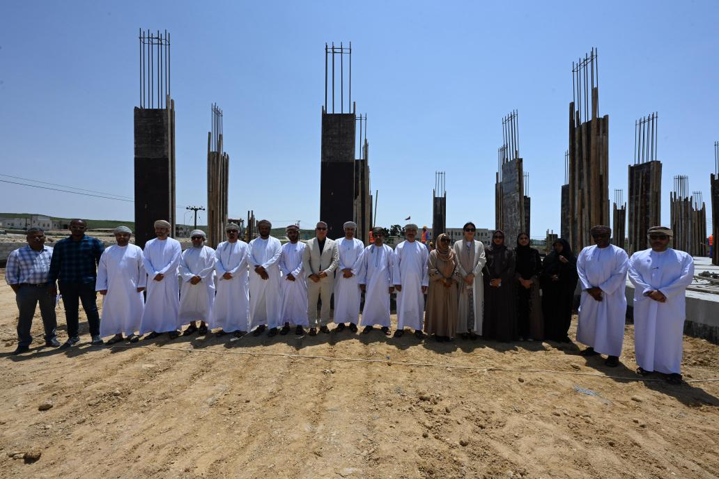 نفّذت الجهات الشريكة في مشروع "تعزيز سلسلة قيمة حليب الإبل ومشتقاته من خلال تمكين النساء المنتجِات" زيارة ميدانية إلى موقع إنشاء أول مصنع لإنتاج جبن الإبل في سلطنة عمان، وذلك في ولاية #رخيوت بمحافظة ظفار.

<a href="/MAFWR_OM/">وزارة الثروة الزراعية والسمكية وموارد المياه</a>
<a href="/JisrFoundation/">Al Jisr Foundation | مؤسسة الجسر</a> 
<a href="/PDO_OM/">PDO | شركة تنمية نفط عُمان</a>

مصدر الصور: سالم الغزيلي/ <a href="/MAFWR_OM/">وزارة الثروة الزراعية والسمكية وموارد المياه</a>