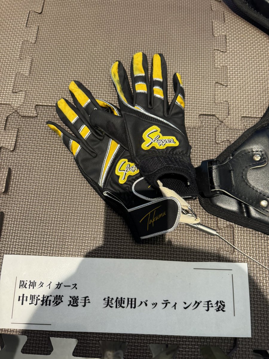 中日ドラゴンズブライト選手実使用帽子　オリックス香月選手実使用手袋 中日ドラゴンズブライト選手実使用帽子 オリックス香月選手実使用手袋
