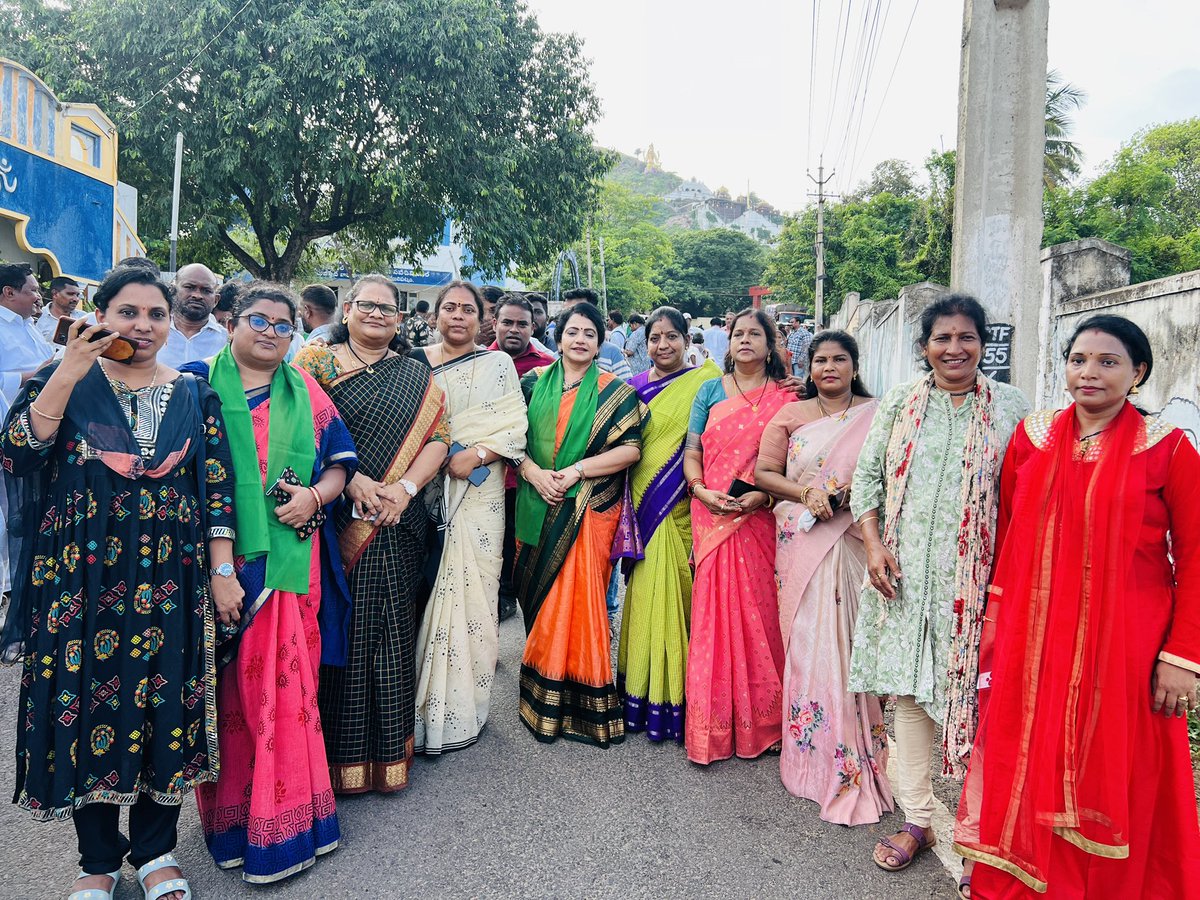 PedadaRamani's tweet photo. రైతులకు బాసటగా నిలిచే అన్నదాత పోరు కార్యక్రమంలో వై.యస్.ఆర్ కాంగ్రెస్ పార్టీ విశాఖపట్నం మహిళా విభాగం అధ్యక్షురాలు పేడాడ రమణికుమారి గారు https://t.co/xuFreoqr7R