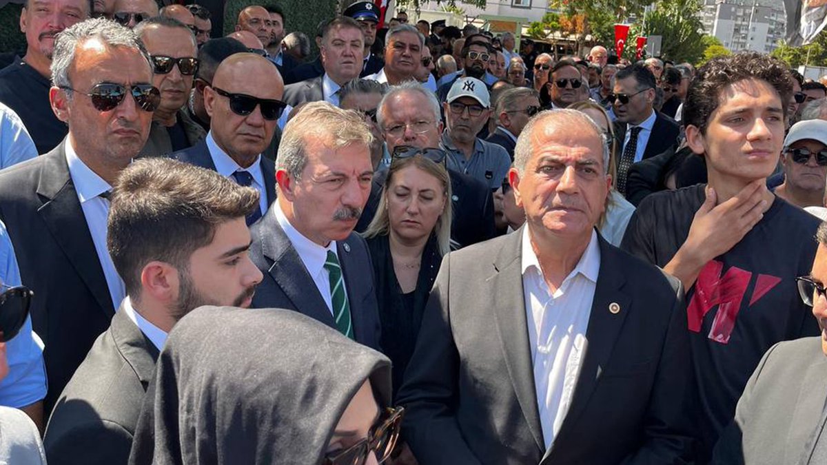 İzmir'deki karakol saldırısında şehit olan 1. Sınıf Emniyet Müdürü Muhsin Aydemir ile Polis Memuru Hasan Akın'ın cenazesine, 

TBMM Grup Başkanvekilimiz Turhan Çömez, Teşkilat Başkanımız Hasan Toktaş, İzmir Milletvekilimiz Hüsmen Kırkpınar, Genel İdere Kurulu Üyelerimiz Ali Topçu