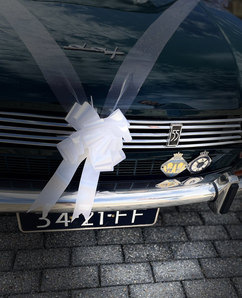 Vandaag was onze oude dame dé verrassing  voor een bruidspaar. Zij werden naar de feestlocatie gereden. 

#oldtimer #trouwauto #trouwvervoer #bruidspaar #huwelijksdag #bruiloft #daf #chaufffeur