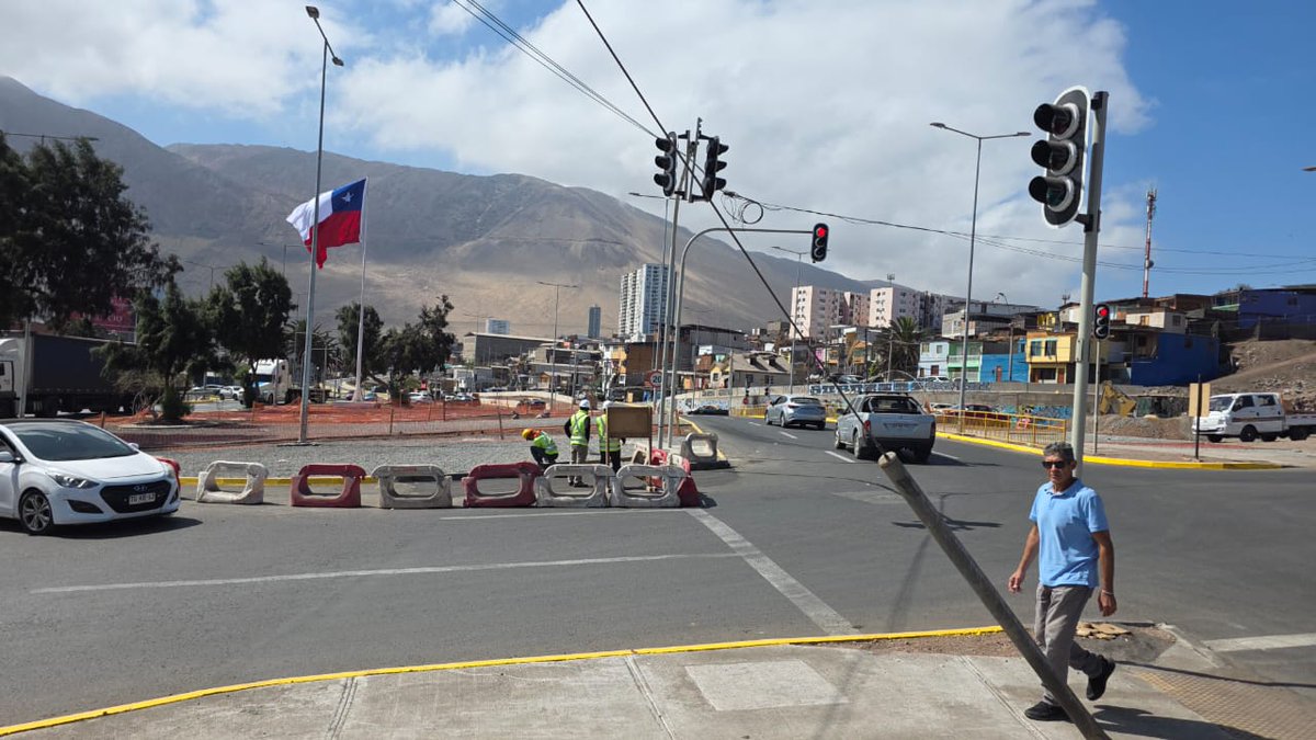 #AgendaMTT | Durante esta semana, el equipo técnico de la Seremitt, junto a Serviu #Tarapacá, UOCT <a href="/MTTChile/">Ministerio de Transportes y Telecomunicaciones</a>  y la dirección de tránsito <a href="/MunicipioIqq/">MUNICIPALIDADIQUIQUE</a>, se realizaron las primeras pruebas de los semáforos que estarán ubicados en el ingreso principal de #ZOFRI