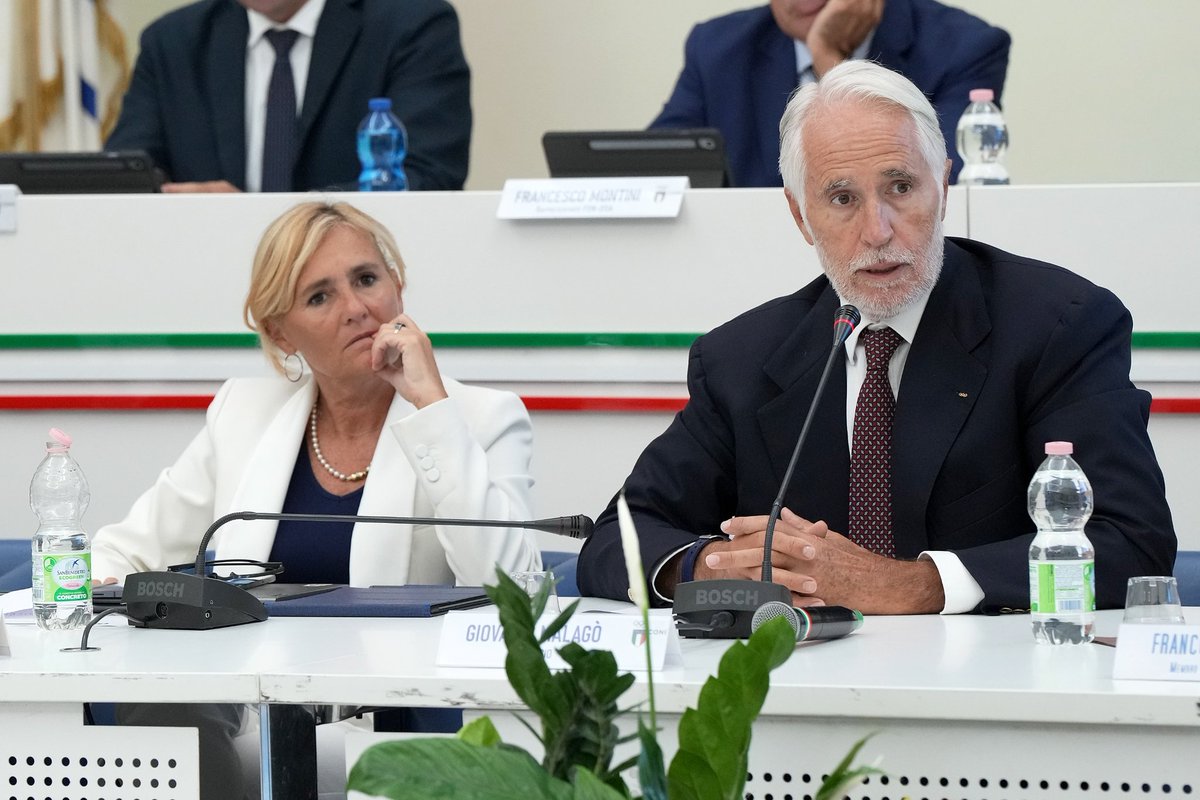 Coninews's tweet photo. Consegnato il Collare d’Oro a Giovanni Malagò in occasione del 310° Consiglio Nazionale del CONI 🎖
Leggi il comunicato del Consiglio Nazionale 👉 https://t.co/8In4RoZcGx
@giomalago #Collaredoro #ConsiglioNazionale https://t.co/pVjeI6oGCm