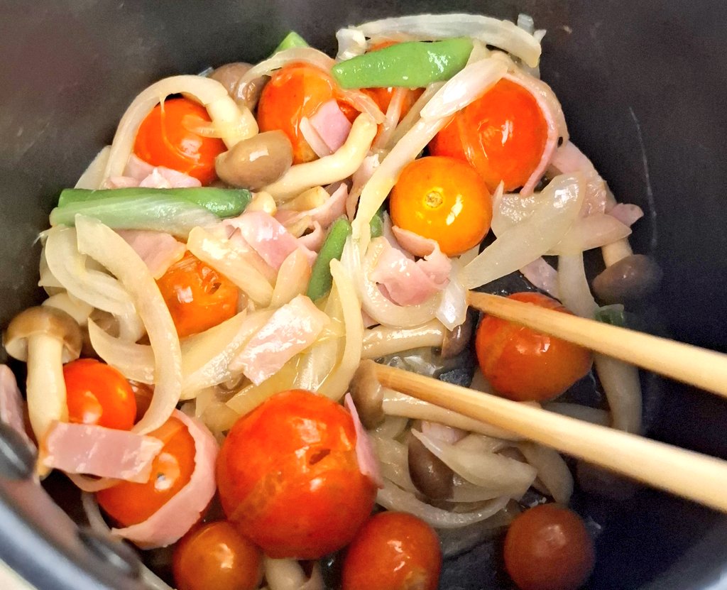 この後コンソメスープにしてペンネも追加してとろけるチーズも🍅🧅🥓🍄🧀
うまうまでした😋　#料理　#夕飯