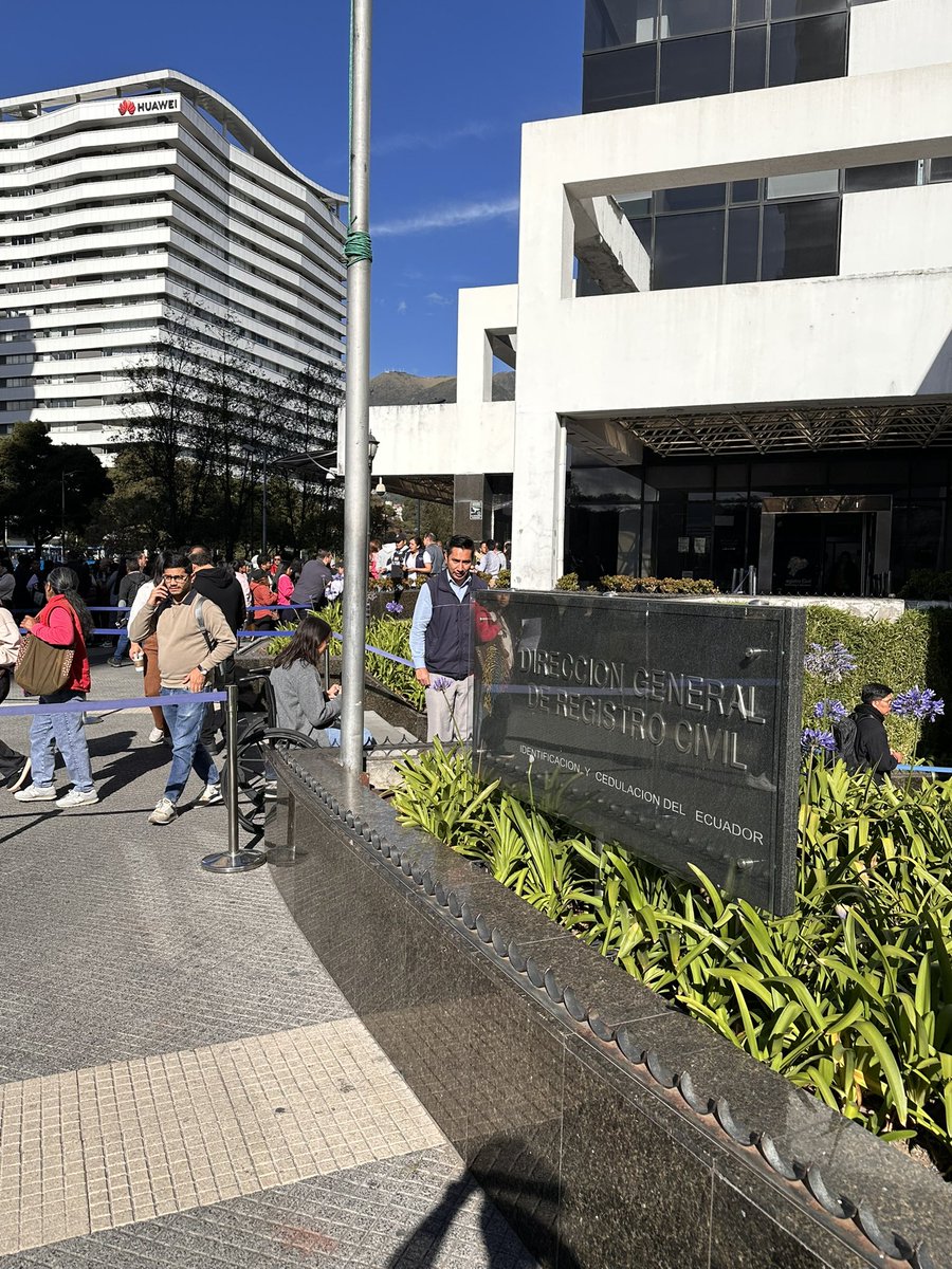 Tiago_Velasco's tweet photo. Nuevo trámite en el @RegistroCivilec Ecuador:
1.Hacer fila por horas.
2.Descubrir que el sistema no funciona desde ayer.
3.Repetir mañana.
4.Volver a llamarlos ‘servidores públicos’. 🤡
@teleamazonasec @OttnRivadeneira https://t.co/E2Nc36fhlz