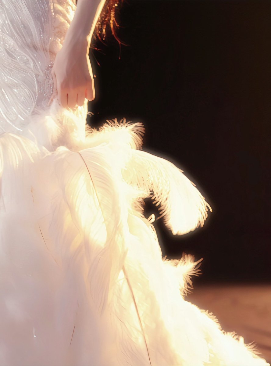 ForCdrama's tweet image. iQIYI modern drama #MyQueenMyRules starring #AoRuipeng #ShenYujie has released teaser pics. The official cast announcement will be made at the iQIYI conference on September 25.

Looks like ARP has blonde hair??