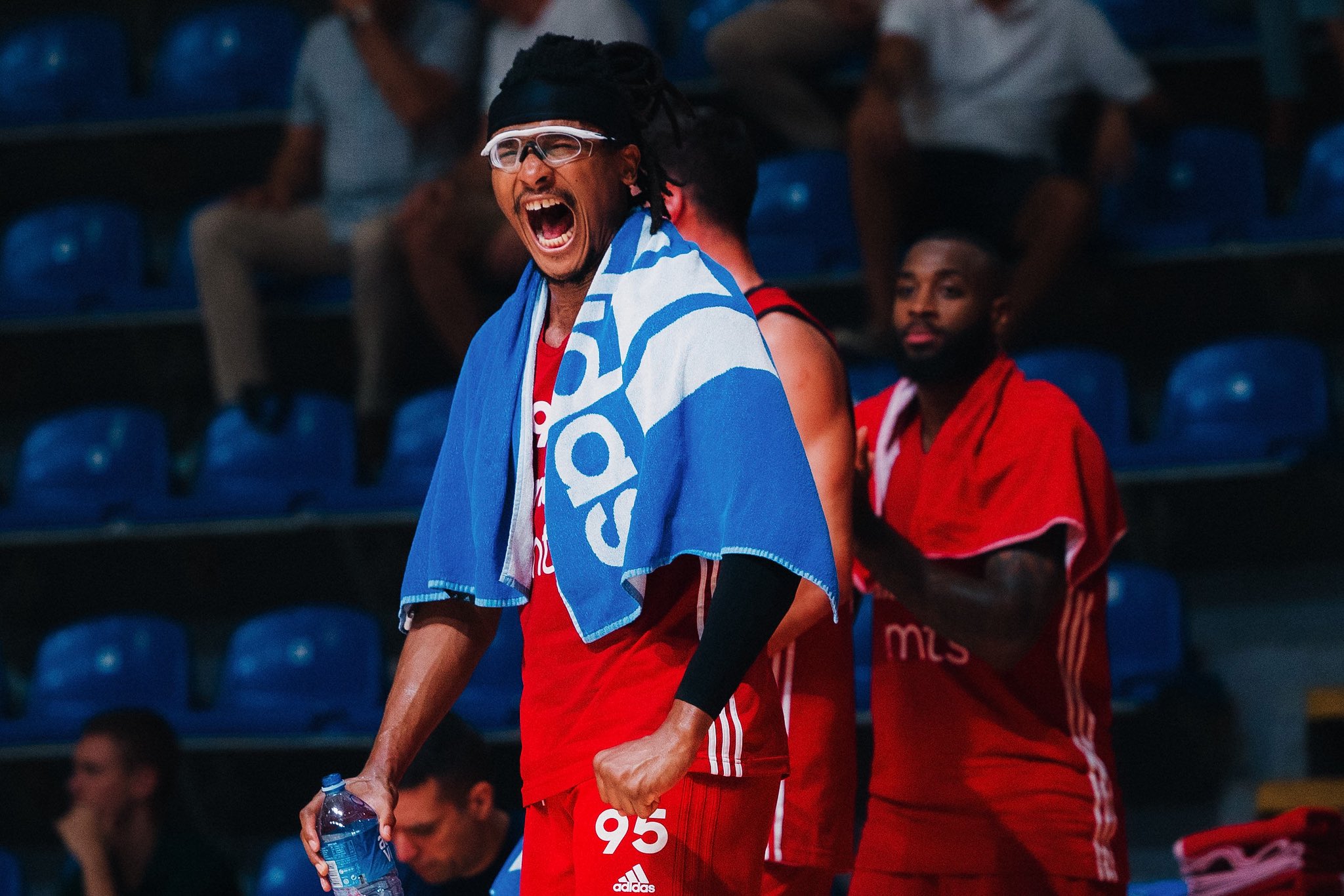 G0aRq1mWoAAhrz0?format=jpg&name=large